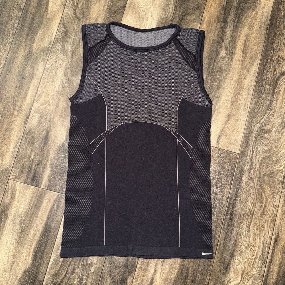 Nike Sphere Dry Black Sleeveless Base Layer Tank Top‎ Women's Small